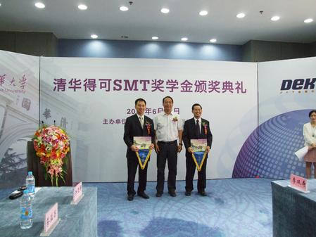 Mr Abby Tsoi, President of SMTA China (left 1) and Mr Peland Koh, Director of DEK’s Electronics Assembly Business (right 1) received token of appreciation from Professor Li Shuangshou, Director of the Fundamental Industrial Training Centre of Tsinghua University (centre), at the award presentation ceremony.